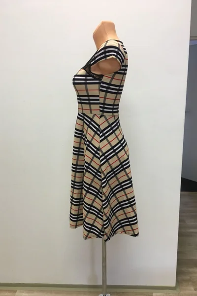 Dámské šaty s károvaným vzorem středně dlouhé - Hnědá SM - LOVER