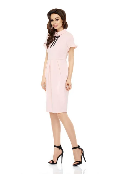 Dámské společenské šaty s límečkem, stužkou a krátkým rukávem dlouhé - v růžové barvě M - 