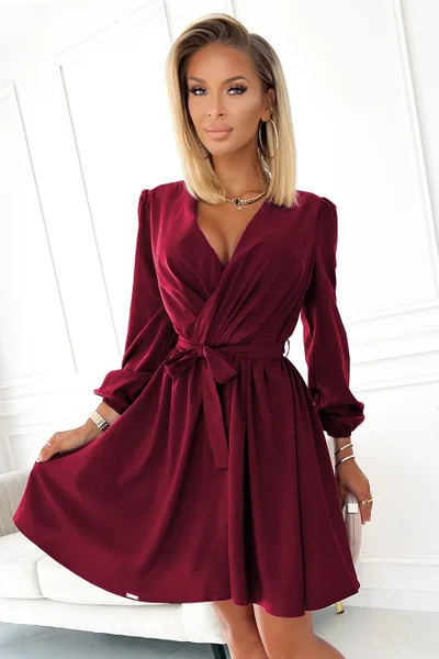 - Velmi žensky působící dámské šaty ve vínové bordó barvě s dekoltem  Numoco