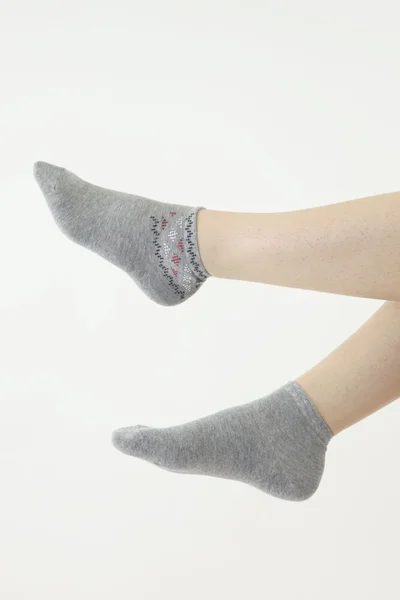 Pohodlné v šedé barvě ponožky s ozdobnou aplikací od Moraj
