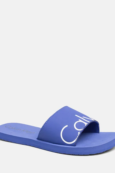 Modré pantofle Calvin Klein s bílým nápisem