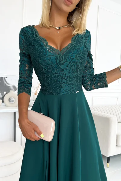 AMBER - Elegantní dlouhé dámské krajkové šaty v lahvově zelené barvě s výstřihem   Numoco