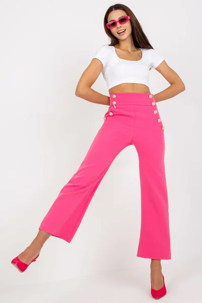 Růžové dámské kalhoty s ozdobnými knoflíky a bočním zipem od značky FPrice