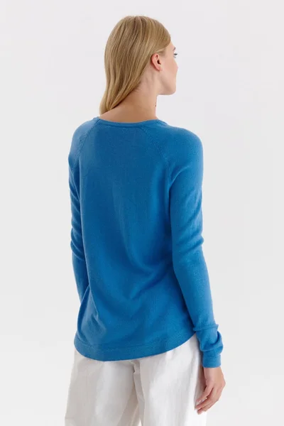 Modrý pohodlný dámský svetr s aplikací a rozparky od značky FLIKE