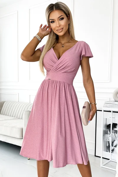 Lesklé Matilde šaty s obálkovým výstřihem v růžové barvě od Numoco