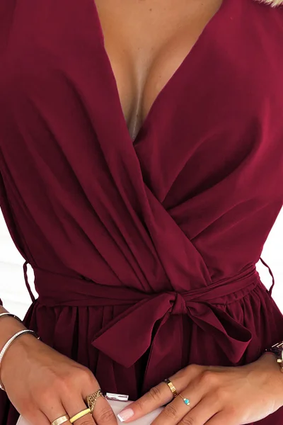 - Velmi žensky působící dámské šaty ve vínové bordó barvě s dekoltem  Numoco