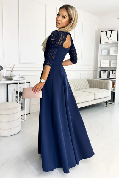 AMBER - Tmavě v modré barvě elegantní dámské dlouhé krajkové šaty s výstřihem   Numoco