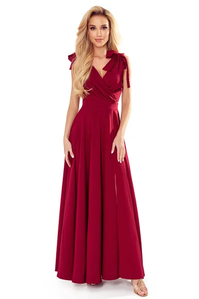 - Dlouhé dámské šaty ve vínové bordó barvě s výstřihem a zavazováním na ram Numoco