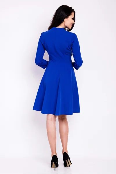 Modré elegantní šaty s rozšířeným spodním dílem