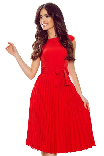 Červené dámské plisované šaty s krátkými rukávy a s páskem Numoco