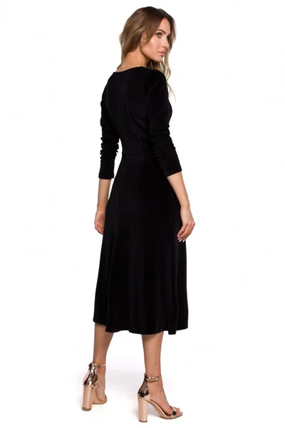 Černé sametové midi šaty s rukávy pro elegantní vystoupení