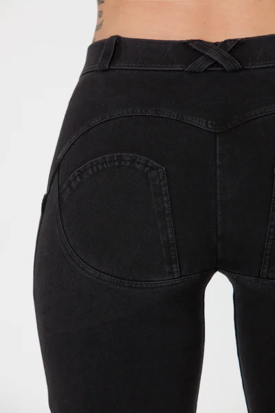 Černé dámské skinny kalhoty s PUSH-UP efektem BOOST