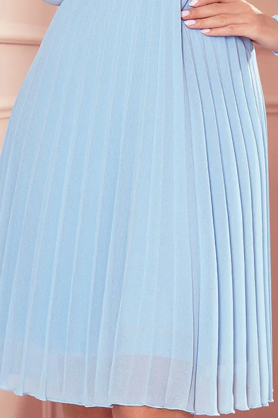 ISABELLE - Světle v modré barvě dámské plisované šaty s výstřihem a dlouhými rukávy  Numoc