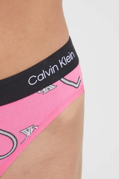 Kalhotky Calvin Klein s růžovými srdíčky