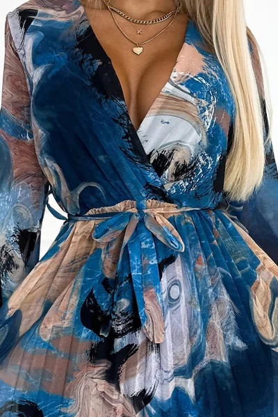 Plisované šifonové šaty Ysabel s páskem a vzorem v modré barvě od Numoco