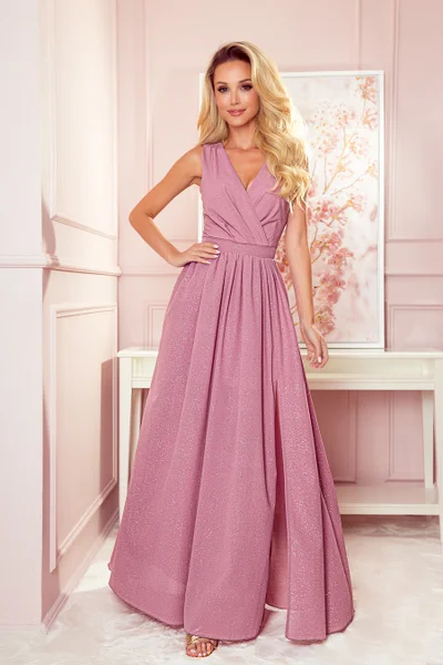 JUSTINE - Dlouhé dámské šaty v pudrově v růžové barvě barvě s brokátem, s výstřihem a zava