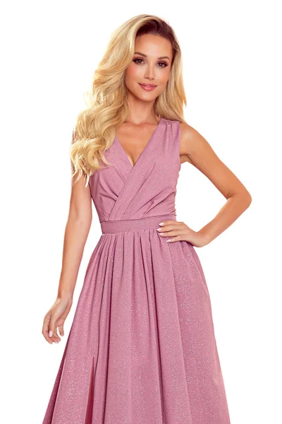 JUSTINE - Dlouhé dámské šaty v pudrově v růžové barvě barvě s brokátem, s výstřihem a zava