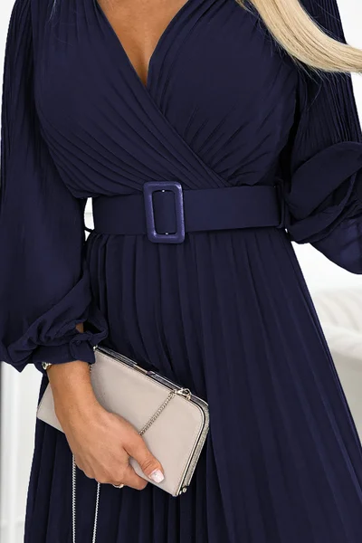Šaty Klara - elegantní plisovaný model s výstřihem v tmavě v modré barvě barvě od Numoco