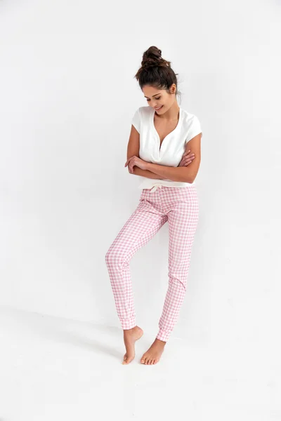 Růžovobílé dámské pyžamo s krátkými rukávy a volnými kalhotami od značky Sensis
