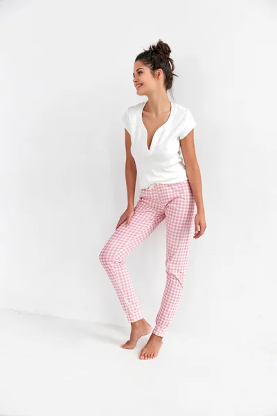 Růžovobílé dámské pyžamo s krátkými rukávy a volnými kalhotami od značky Sensis