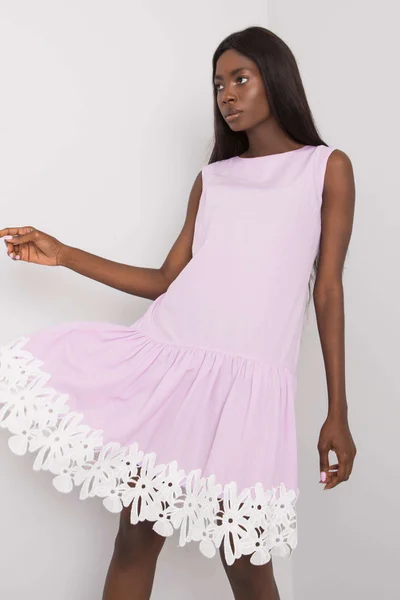Levandulové šaty s ozdobným lemem od FPrice