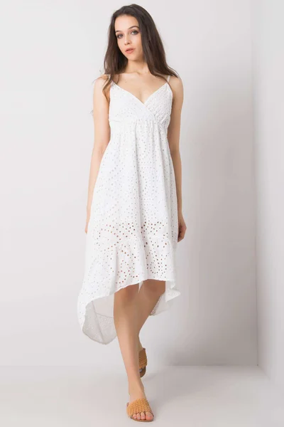 Zářivé bílé šaty OCH BELLA s delšími zády od FPrice